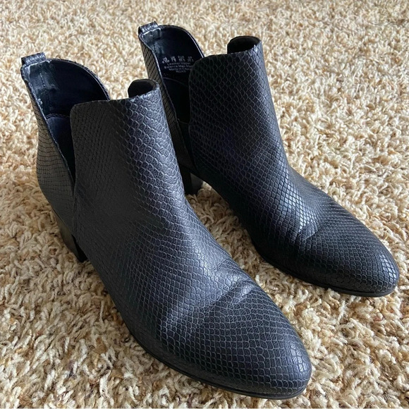 Franco Sarto croc embossed heeled booties - Picture 2 of 9